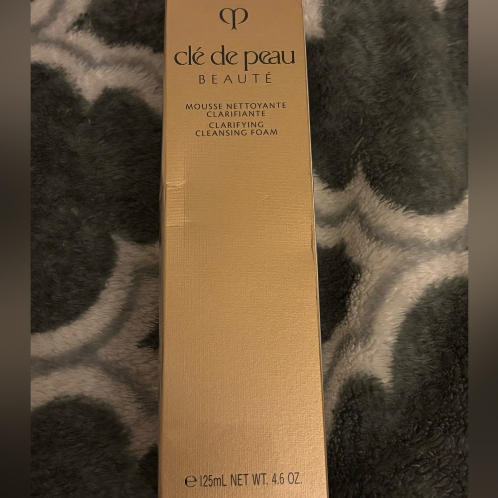 Cle de peau clarifying cleansing foam